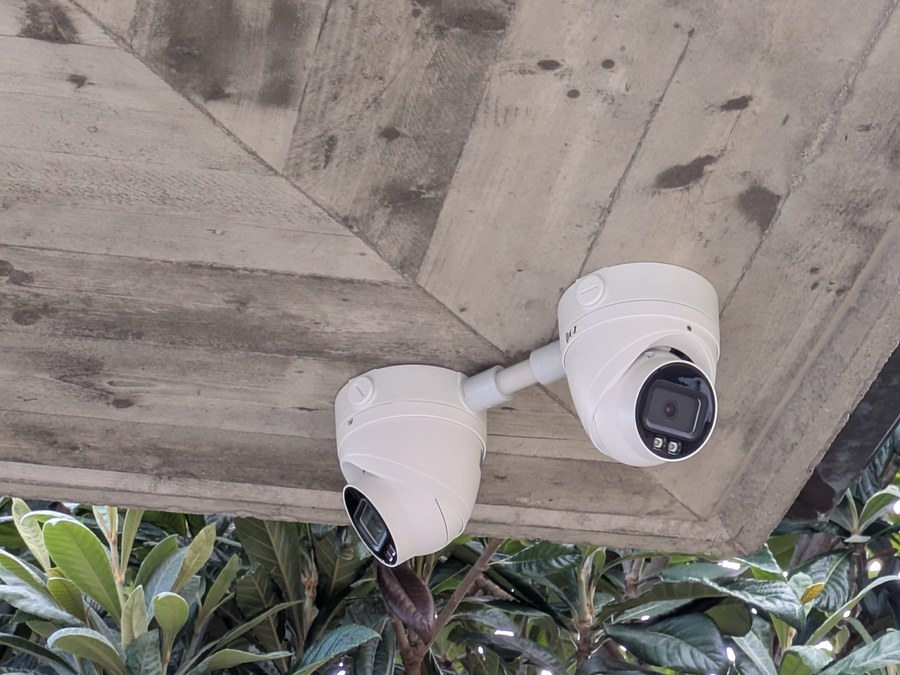 Coppia di telecamere IP GZ dome installate sotto una tettoia – ACP Computer