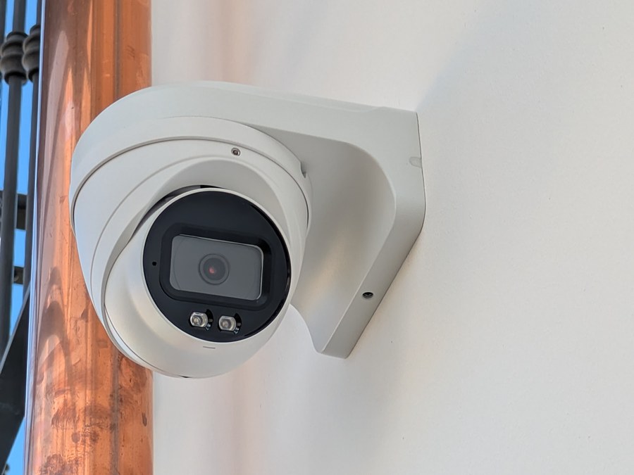 Telecamera IP GZ dome eyeball montata su muro bianco interno – ACP Computer Canavese