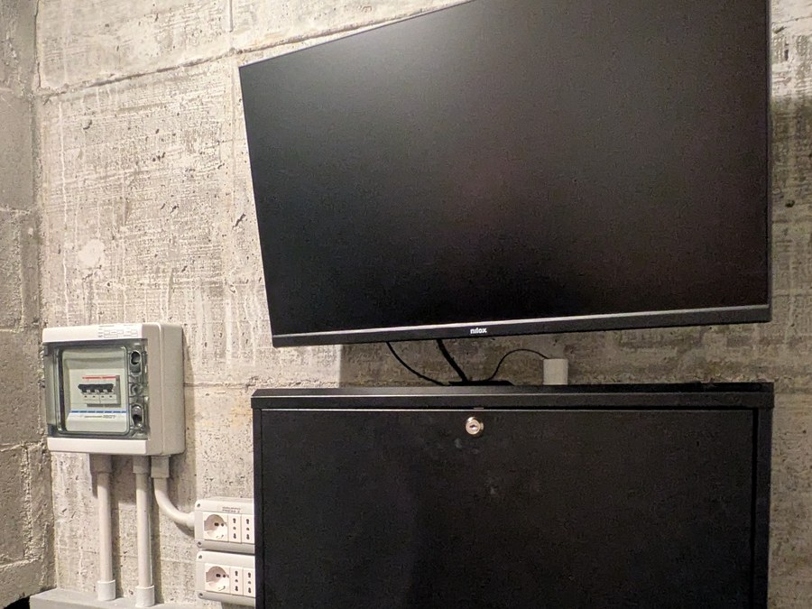NVR GZ con monitor dedicato installato su muro – centrale di videosorveglianza ACP Computer
