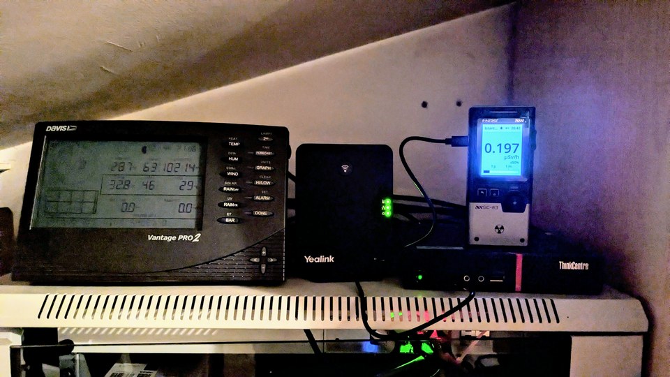 Setup MeteoParella: console Davis Vantage Pro 2 e contatore Geiger FNIRSI GC-03 che mostra 0,197 μSv/h — nella norma per il Canavese